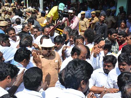 பதவியை காப்பாற்ற பத்து லட்சம் கையெழுத்து.. தீவிர வேட்டையில் டிடிவி தினகரன்