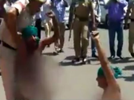 கொளுத்தும் வெயிலில் நடுரோட்டில் ஆடையின்றி உருண்ட தமிழக விவசாயிகள்.. டெல்லியில் ஷாக்!