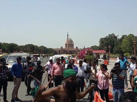 தமிழக விவசாயிகளை மோடி அலுவலகத்துக்கு அழைத்து சென்று ஏமாற்றிய போலீஸ் சஸ்பெண்ட்!