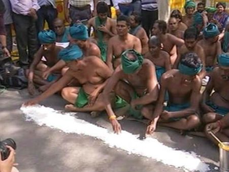 கொல கேசுல உள்ள தள்ளிடுவோம்... தமிழக விவசாயிகளை மிரட்டும் டெல்லி போலீஸ்