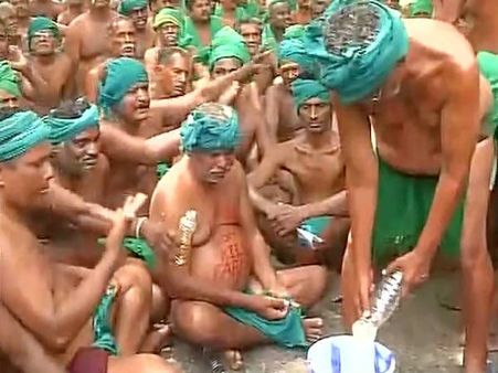 சிறுநீர் குடித்தது தமிழக விவசாயிகள்.. உப்பு கரிக்க வேண்டியது மத்திய அரசுக்கு