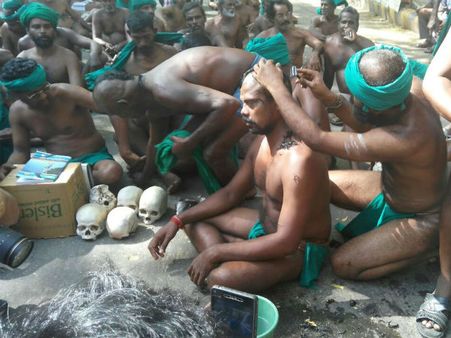 முடிவு தெரியாமல் நகரமாட்டோம்.. மொட்டை அடித்து விவசாயிகள் போராட்டம்.. 26வது நாள் அமைதிப் போர்