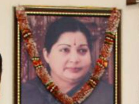 ஜெ. படத்தை அரசு அலுவலகங்களில் வைக்கலாம், பாரத ரத்னாவே கொடுக்கலாம்.. உச்சநீதிமன்ற உத்தரவு இதுதான்