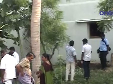 ஈரோட்டில் பரபரப்பு.. தனியாக இருந்த தலைமை ஆசிரியை வீடு புகுந்து நகைகள் கொள்ளை- வீடியோ