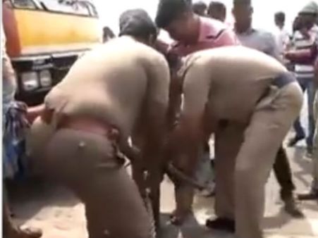 போராட்டத்தை கைவிட மறுத்து சாலையில் அமர்ந்த மாணவர்கள்.. குண்டுக்கட்டாக தூக்கிச்சென்ற போலீஸ்!