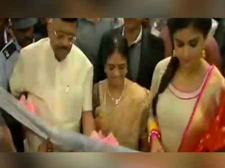 தமிழ் புத்தாண்டில் மானத்தை வாங்கிய தமிழர்கள்.. சேலத்தில் ரசிகர்களிடம் படாதபாடு பட்ட கீர்த்தி சுரேஷ்