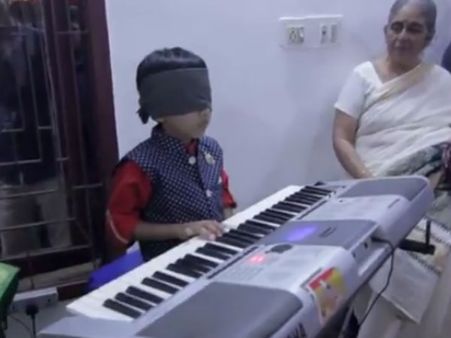 கண்களை கட்டிக்கொண்டு ஒரு கையால் கீ போர்டு வாசித்த சென்னை சிறுவன்!!