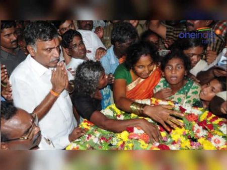 மாவோயிஸ்ட் தாக்குதலால் பலியான தமிழக வீரர் உடலுக்கு அமைச்சர் அஞ்சலி: வீடியோ