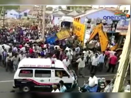 டயர் வெடித்து சாக்கடைக்குள் விழுந்த லாரி... இருவர் பலி... - வீடியோ