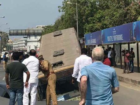 அண்ணா சாலையில் ஏற்பட்ட திடீர் பள்ளத்தை சீரமைக்கும் பணிகள் தொடக்கம்!