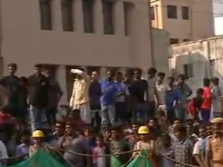 பதைபதைக்க வைத்த சென்னை அண்ணா சாலை பள்ளம்... குவிந்த இளைஞர்களின் கேவலமான செல்பி மோகம்!