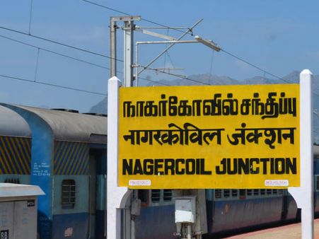 காற்றில் பெயர்ந்து விழுந்த ரயில் நிலைய மேற்கூரை - பயணிகள் ஓட்டம்