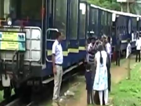 பாதியிலேயே நின்ற ஊட்டி மலை ரயில்... சுற்றுலா பயணிகள் அவதி! - வீடியோ
