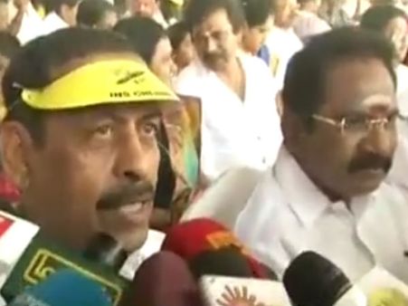 உலக வரலாற்றிலேயே முதல் முறையாக.. அதிமுக இணைப்பு தொடர்பாக போர்க் கப்பலில் ஆலோசனை!!