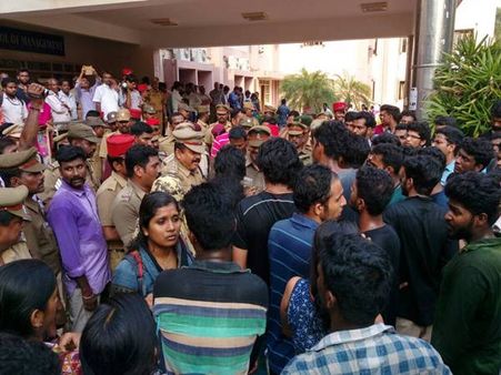 தருண் விஜயை முற்றுகையிட்டு மாணவர்கள் போராட்டம்.. போலீசாருடன் தள்ளுமுள்ளு.. புதுவையில் பரபரப்பு