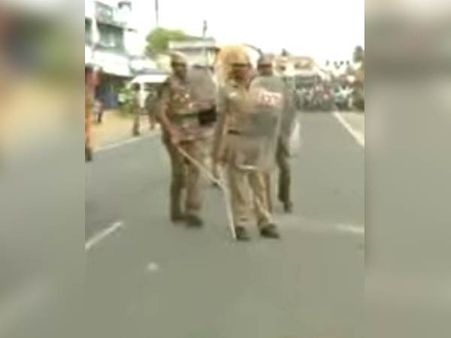 தடியடியால் ஆத்திரம்.. போலீசார் மீது பொதுமக்கள் கல்வீச்சு.. போர்க்களமானது திருப்பூர்
