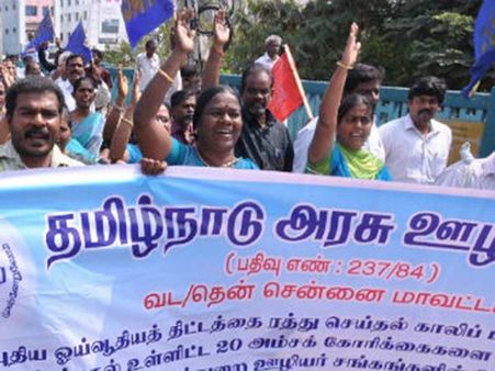 தமிழக அரசு ஊழியர்கள் 5 லட்சம் பேர் காலவரையற்ற வேலை நிறுத்தம்- நிர்வாகம் ஸ்தம்பிப்பு