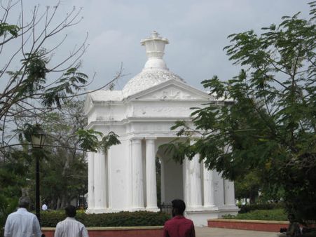 அரசு சின்னமான ஆயி மண்டபத்தை தரைமட்டமாக்குவோம்... வாட்ஸ்அப் மிரட்டலால் புதுவையில் பரபரப்பு