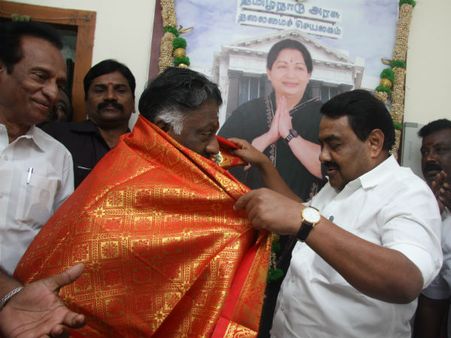 தினகரன் ஒரு வேட்பாளரே இல்லையே.. சுயேட்சைங்க... ஓபிஎஸ் அணியில் ஐக்கியமான ராஜகண்ணப்பன் 'சுளீர்'