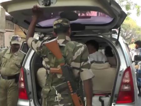 ஆர்கே நகரில் சோதனையிட்ட அதிகாரிகள்... எதிர்ப்புத் தெரிவித்த தினகரன் ஆதரவு எம்.எல்.ஏ