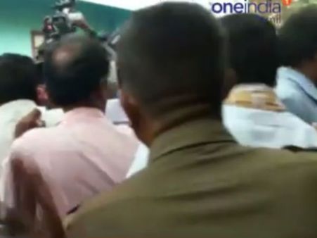 ஆர். கே. நகரில் வாக்காளர்களுக்கு பணம் கொடுத்த 15 பேர் அதிரடி கைது.. ரூ.15 லட்சம் பறிமுதல்