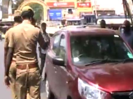 ஆர்.கே. நகருக்கு வெளியே ஓட்டுக்குப் பணம்… டூ வீலரில் போலீஸ் விடிய விடிய ரோந்து!