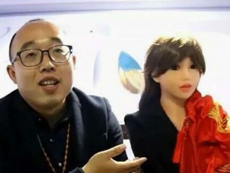 மணப்பெண் கிடைக்காத விரக்தி.. பெண் ரோபோவை உருவாக்கி அதையே திருமணம் செய்த சீன இன்ஜினியர்