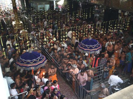 சபரிமலையில் இளம்பெண்கள் சாமி கும்பிடவில்லை.. அமைச்சர் மறுப்பு