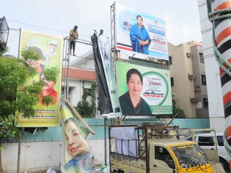 அதிமுக தலைமை அலுவலகத்தில் தூக்கி கடாசப்பட்ட சசிகலா பேனர்கள்!