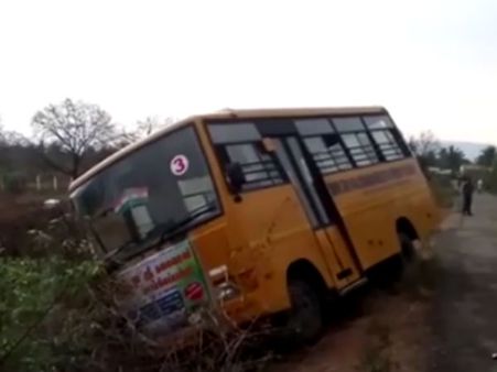 'ஹார்ட் அட்டாக்'கிலும் பேருந்தை நிறுத்தி மாணவர்கள் உயிரைக் காப்பாற்றிய ஓட்டுநர் - வீடியோ