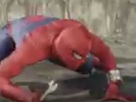 இப்பெல்லாம் இப்படித்தான் அண்ணா சாலையில் நடக்குறாங்களாம் மக்கள்.. எப்பூடி!