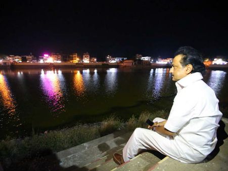 மெரீனா பீச்சைத் தொடர்ந்து திருவாரூர் கமலாலய குளம்... ஸ்டாலின் ரிலாக்ஸ் 'ப்ளேஸ்'