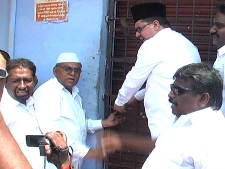 டாஸ்மாக் கடைக்கு பூட்டு போட்ட கடையநல்லூர் எம்.எல்.ஏ - கைது செய்வதாக மிரட்டிய டி.எஸ்.பி.