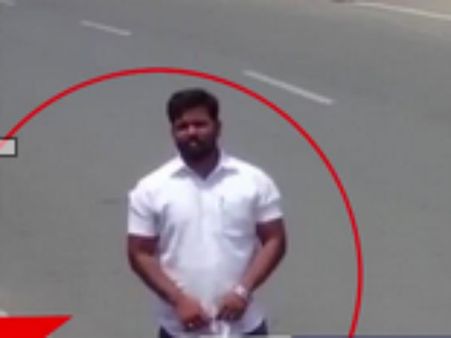 பட்டப்பகலில் டூவிலரிலிருந்து லட்சம் ரூபாயைக் கொள்ளையடித்த திருடர்கள்- வீடியோ!