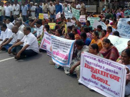 ஒரு மதுக் கடையும் இருக்கக் கூடாது, இழுத்து மூடு.. திரும்பிய திசையெல்லாம் கொதிக்கும் பெண்கள்!