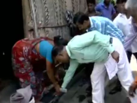 கழிப்பறை கட்டக்கோரி பயனாளிகள் காலில் விழுந்து கெஞ்சிய நகராட்சி ஆணையர்.. நம்ம புதுச்சேரிலதான்!