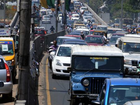 ஆர்.கே.நகர் இடைத்தேர்தல்.. கெத்தை காண்பிக்க கட்சிகள் கூட்டம் கூட்டுவதால் டிராபிக் ஜாம்