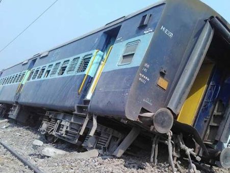 உ.பி.யில் எக்ஸ்பிரஸ் ரயிலின் 8 பெட்டிகள் தடம்புரண்டு விபத்து.. மீட்பு பணிகள் தீவிரம்