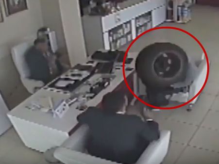 ஓடும் காரில் இருந்து கழன்று உருண்டு ஓடி வந்த டயர்... ஃபார்மஸிக்குள் புகுந்ததில் பீதி!- வீடியோ