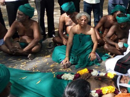 டெல்லியில் போராடும் விவசாயிகளுக்கு ஆதரவு.. சென்னையில் சவம்போல் படுத்து போராடியவர்களுடன் தள்ளுமுள்ளு