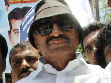 கர்நாடகாவில் 'கட்டப்பாவுக்கு' எதிராக போராட்டம் இல்லையாம்.. வாபஸ் பெற்றார் வாட்டாள் நாகராஜ்!