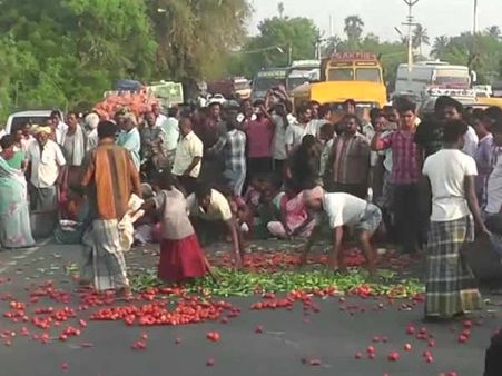 சந்தைக்கு திடீர் தடை.. ஆத்திரம் அடைந்த வியாபாரிகள் காய்கறிகளை சாலையில் கொட்டி மறியல்: வீடியோ