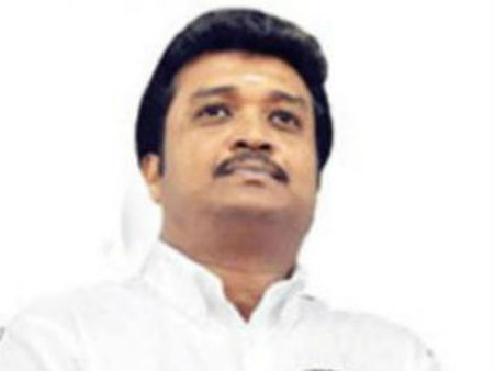 சென்னையை கலக்கும் போஸ்டர்... அதிமுகவுக்கு தலைமை ஏற்க டாக்டர் வெங்கடேசுக்கு அழைப்பு!