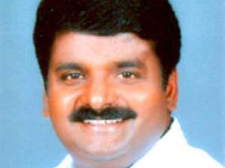 புத்தம் புதிய ரூ.2000 நோட்டுகள்.. விஜயபாஸ்கர் வீட்டிலிருந்து கட்டுக்கட்டாய் ஐடி அதிரடி பறிமுதல்