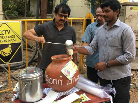 வெயிலுக்கு இதமாக மோர் கொடுக்கும் நடிகர் விவேக்