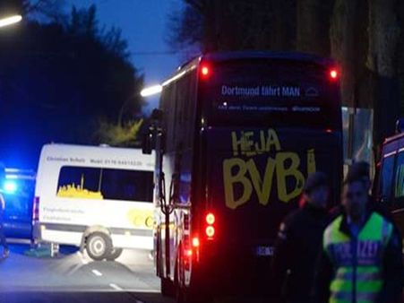 ஜெர்மனி பேருந்தில் வெடி விபத்து.. கால்பந்து வீரர் படுகாயம்