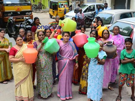 காட்டுமன்னார்கோயிலில் கடும் குடிநீர் பஞ்சம்... காலிக்குடங்களுடன் பெண்கள் சாலை மறியல்