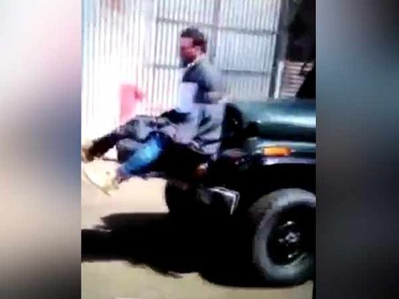 காஷ்மீரில் மனிதகேடயமாக வாலிபரை ஜீப்பில் கட்டிய ராணுவ வீரர்கள்: வைரலான வீடியோ