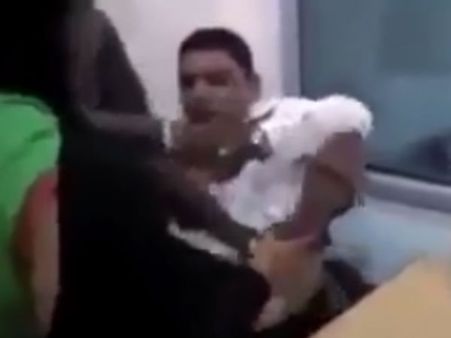 என்னைய கூப்புடுவியா... அத்துமீறிய மேனேஜரை செருப்பால் அடித்து விளாசிய பெண் - வைரல் வீடியோ