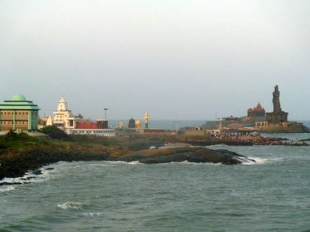 கன்னியாகுமரியில் திடீர் கடல் சீற்றம்.. ராட்சத அலைகளால் பீதியில் உறைந்த சுற்றுலாப் பயணிகள்